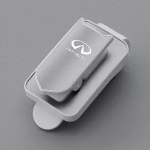 INFINITI / Srebrna